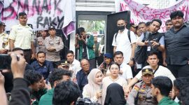 Ketua DPRD Provinsi Sumatera Utara, Erni Ariyanti Sitorus, S.H., M.Kn., berdialog langsung dengan massa aksi yang dipimpin BEM USU dan elemen masyarakat di halaman Gedung DPRD Sumut, Senin (15/6/2026). Foto: GS