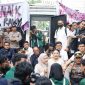 Ketua DPRD Provinsi Sumatera Utara, Erni Ariyanti Sitorus, S.H., M.Kn., berdialog langsung dengan massa aksi yang dipimpin BEM USU dan elemen masyarakat di halaman Gedung DPRD Sumut, Senin (15/6/2026). Foto: GS
