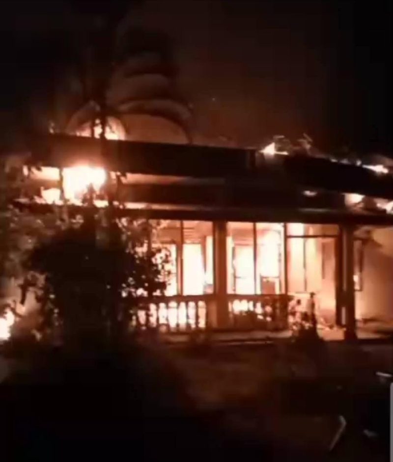 Salah satu fasilitas milik PT Agrinas Palma Regional I yang dilalap api akibat amarah warga, menyusul kabar meninggalnya Luis David Hutabarat yang diduga menjadi korban penganiayaan. Foto: GS