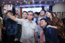 Menteri Ketenagakerjaan Yassierli berfoto bersama sejumlah peserta Program Magang Nasional MagangHub Batch III seusai acara penutupan di Gedung Kementerian Ketenagakerjaan, Jakarta, Kamis (18/6/2026). Foto: Ist.