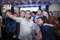 Menteri Ketenagakerjaan Yassierli berfoto bersama sejumlah peserta Program Magang Nasional MagangHub Batch III seusai acara penutupan di Gedung Kementerian Ketenagakerjaan, Jakarta, Kamis (18/6/2026). Foto: Ist.