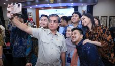 Menteri Ketenagakerjaan Yassierli berfoto bersama sejumlah peserta Program Magang Nasional MagangHub Batch III seusai acara penutupan di Gedung Kementerian Ketenagakerjaan, Jakarta, Kamis (18/6/2026). Foto: Ist.