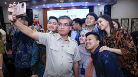 Menteri Ketenagakerjaan Yassierli berfoto bersama sejumlah peserta Program Magang Nasional MagangHub Batch III seusai acara penutupan di Gedung Kementerian Ketenagakerjaan, Jakarta, Kamis (18/6/2026). Foto: Ist.