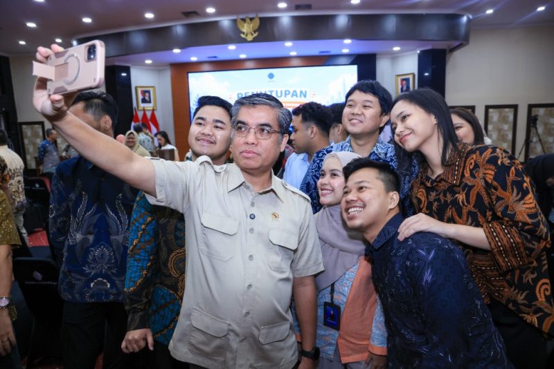 Menteri Ketenagakerjaan Yassierli berfoto bersama sejumlah peserta Program Magang Nasional MagangHub Batch III seusai acara penutupan di Gedung Kementerian Ketenagakerjaan, Jakarta, Kamis (18/6/2026). Foto: Ist.