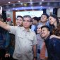 Menteri Ketenagakerjaan Yassierli berfoto bersama sejumlah peserta Program Magang Nasional MagangHub Batch III seusai acara penutupan di Gedung Kementerian Ketenagakerjaan, Jakarta, Kamis (18/6/2026). Foto: Ist.