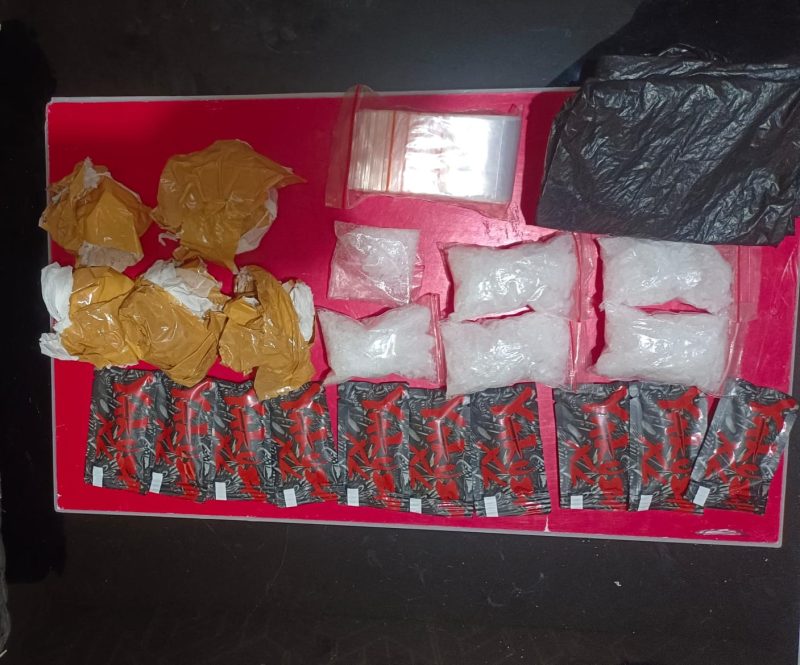 Sejumlah barang bukti yang disita Satresnarkoba Polres Labuhanbatu dalam pengungkapan kasus peredaran narkotika di lingkungan Lapas Kelas III Labuhan Bilik, Kabupaten Labuhanbatu, Selasa (16/6/2026). Foto: GS