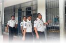 Petugas Lapas Kelas III Labuhan Bilik dipimpin Kalapas Leonardo Pandjaitan melakukan pengecekan dan pengawasan di lingkungan lembaga pemasyarakatan, sebagai bagian dari upaya memperketat pengamanan pasca terungkapnya kasus peredaran narkotika yang melibatkan oknum pegawai dan sejumlah warga binaan. Foto: GS