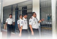 Petugas Lapas Kelas III Labuhan Bilik dipimpin Kalapas Leonardo Pandjaitan melakukan pengecekan dan pengawasan di lingkungan lembaga pemasyarakatan, sebagai bagian dari upaya memperketat pengamanan pasca terungkapnya kasus peredaran narkotika yang melibatkan oknum pegawai dan sejumlah warga binaan. Foto: GS