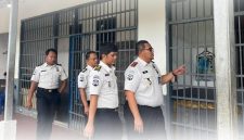 Petugas Lapas Kelas III Labuhan Bilik dipimpin Kalapas Leonardo Pandjaitan melakukan pengecekan dan pengawasan di lingkungan lembaga pemasyarakatan, sebagai bagian dari upaya memperketat pengamanan pasca terungkapnya kasus peredaran narkotika yang melibatkan oknum pegawai dan sejumlah warga binaan. Foto: GS