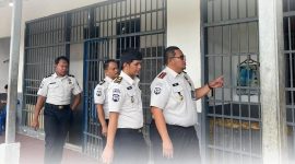 Petugas Lapas Kelas III Labuhan Bilik dipimpin Kalapas Leonardo Pandjaitan melakukan pengecekan dan pengawasan di lingkungan lembaga pemasyarakatan, sebagai bagian dari upaya memperketat pengamanan pasca terungkapnya kasus peredaran narkotika yang melibatkan oknum pegawai dan sejumlah warga binaan. Foto: GS