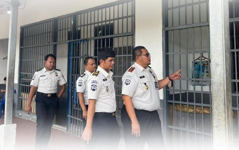 Petugas Lapas Kelas III Labuhan Bilik dipimpin Kalapas Leonardo Pandjaitan melakukan pengecekan dan pengawasan di lingkungan lembaga pemasyarakatan, sebagai bagian dari upaya memperketat pengamanan pasca terungkapnya kasus peredaran narkotika yang melibatkan oknum pegawai dan sejumlah warga binaan. Foto: GS