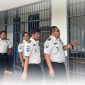 Petugas Lapas Kelas III Labuhan Bilik dipimpin Kalapas Leonardo Pandjaitan melakukan pengecekan dan pengawasan di lingkungan lembaga pemasyarakatan, sebagai bagian dari upaya memperketat pengamanan pasca terungkapnya kasus peredaran narkotika yang melibatkan oknum pegawai dan sejumlah warga binaan. Foto: GS