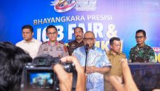 Wakil Menteri Ketenagakerjaan Afriansyah Noor memberikan sambutan resmi sekaligus membuka kegiatan Bhayangkara Presisi Job Fair dan Bazaar UMKM yang digelar Polda Jambi pada Senin, 22 Juni 2026. Foto: Ist.