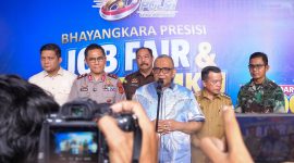 Wakil Menteri Ketenagakerjaan Afriansyah Noor memberikan sambutan resmi sekaligus membuka kegiatan Bhayangkara Presisi Job Fair dan Bazaar UMKM yang digelar Polda Jambi pada Senin, 22 Juni 2026. Foto: Ist.