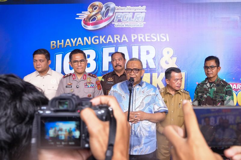 Wakil Menteri Ketenagakerjaan Afriansyah Noor memberikan sambutan resmi sekaligus membuka kegiatan Bhayangkara Presisi Job Fair dan Bazaar UMKM yang digelar Polda Jambi pada Senin, 22 Juni 2026. Foto: Ist.