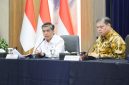 Menteri Ketenagakerjaan Yassierli (kiri) memberikan penjelasan rinci terkait hasil evaluasi Program Magang Nasional serta rencana pelaksanaan program pada semester kedua 2026, didampingi Menteri Koordinator Bidang Perekonomian Airlangga Hartarto (kanan) dalam konferensi pers di Jakarta, Senin (22/6/2026). Foto: Ist.