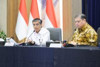 Menteri Ketenagakerjaan Yassierli (kiri) memberikan penjelasan rinci terkait hasil evaluasi Program Magang Nasional serta rencana pelaksanaan program pada semester kedua 2026, didampingi Menteri Koordinator Bidang Perekonomian Airlangga Hartarto (kanan) dalam konferensi pers di Jakarta, Senin (22/6/2026). Foto: Ist.