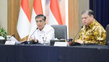 Menteri Ketenagakerjaan Yassierli (kiri) memberikan penjelasan rinci terkait hasil evaluasi Program Magang Nasional serta rencana pelaksanaan program pada semester kedua 2026, didampingi Menteri Koordinator Bidang Perekonomian Airlangga Hartarto (kanan) dalam konferensi pers di Jakarta, Senin (22/6/2026). Foto: Ist.