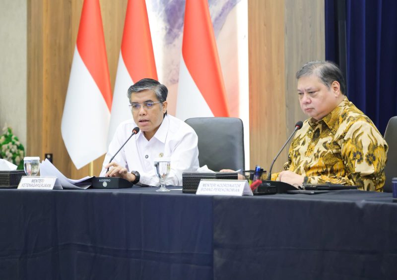 Menteri Ketenagakerjaan Yassierli (kiri) memberikan penjelasan rinci terkait hasil evaluasi Program Magang Nasional serta rencana pelaksanaan program pada semester kedua 2026, didampingi Menteri Koordinator Bidang Perekonomian Airlangga Hartarto (kanan) dalam konferensi pers di Jakarta, Senin (22/6/2026). Foto: Ist.