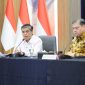 Menteri Ketenagakerjaan Yassierli (kiri) memberikan penjelasan rinci terkait hasil evaluasi Program Magang Nasional serta rencana pelaksanaan program pada semester kedua 2026, didampingi Menteri Koordinator Bidang Perekonomian Airlangga Hartarto (kanan) dalam konferensi pers di Jakarta, Senin (22/6/2026). Foto: Ist.