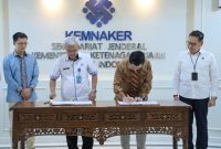 Penandatanganan Perjanjian Kerja Sama antara Kementerian Ketenagakerjaan melalui Politeknik Ketenagakerjaan dengan PT Huawei Tech Investment di kantor Sekretariat Jenderal Kemnaker, Jakarta, Selasa (23/6/2026). Foto: Ist.