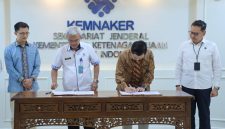 Penandatanganan Perjanjian Kerja Sama antara Kementerian Ketenagakerjaan melalui Politeknik Ketenagakerjaan dengan PT Huawei Tech Investment di kantor Sekretariat Jenderal Kemnaker, Jakarta, Selasa (23/6/2026). Foto: Ist.
