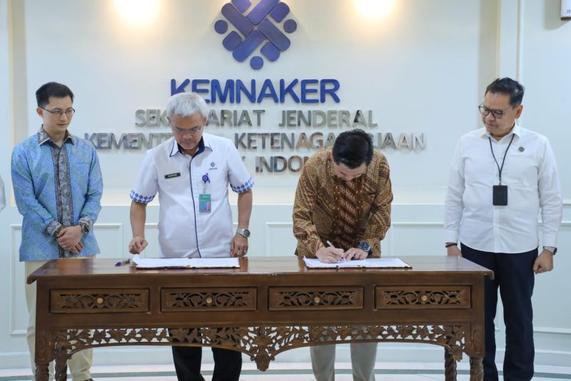 Penandatanganan Perjanjian Kerja Sama antara Kementerian Ketenagakerjaan melalui Politeknik Ketenagakerjaan dengan PT Huawei Tech Investment di kantor Sekretariat Jenderal Kemnaker, Jakarta, Selasa (23/6/2026). Foto: Ist.