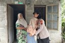 Kapolsek Kualuh Hulu AKP Citra Yani Br Barus memeluk penuh kehangatan Khodijah (86), lansia yang hidup sendirian di gubuk sederhana, saat menyerahkan bantuan dalam rangkaian bakti sosial menyambut HUT Bhayangkara ke-80 di Desa Tanjung Pasir, Kecamatan Kualuh Selatan, Labuhanbatu Utara, Rabu (24/6/2026). Foto: GS