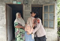 Kapolsek Kualuh Hulu AKP Citra Yani Br Barus memeluk penuh kehangatan Khodijah (86), lansia yang hidup sendirian di gubuk sederhana, saat menyerahkan bantuan dalam rangkaian bakti sosial menyambut HUT Bhayangkara ke-80 di Desa Tanjung Pasir, Kecamatan Kualuh Selatan, Labuhanbatu Utara, Rabu (24/6/2026). Foto: GS