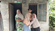Kapolsek Kualuh Hulu AKP Citra Yani Br Barus memeluk penuh kehangatan Khodijah (86), lansia yang hidup sendirian di gubuk sederhana, saat menyerahkan bantuan dalam rangkaian bakti sosial menyambut HUT Bhayangkara ke-80 di Desa Tanjung Pasir, Kecamatan Kualuh Selatan, Labuhanbatu Utara, Rabu (24/6/2026). Foto: GS