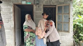 Kapolsek Kualuh Hulu AKP Citra Yani Br Barus memeluk penuh kehangatan Khodijah (86), lansia yang hidup sendirian di gubuk sederhana, saat menyerahkan bantuan dalam rangkaian bakti sosial menyambut HUT Bhayangkara ke-80 di Desa Tanjung Pasir, Kecamatan Kualuh Selatan, Labuhanbatu Utara, Rabu (24/6/2026). Foto: GS