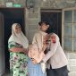 Kapolsek Kualuh Hulu AKP Citra Yani Br Barus memeluk penuh kehangatan Khodijah (86), lansia yang hidup sendirian di gubuk sederhana, saat menyerahkan bantuan dalam rangkaian bakti sosial menyambut HUT Bhayangkara ke-80 di Desa Tanjung Pasir, Kecamatan Kualuh Selatan, Labuhanbatu Utara, Rabu (24/6/2026). Foto: GS