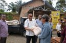 Anggota DPR RI Komisi XIII Dr Maruli Siahaan SH MH menyerahkan bantuan berupa semen untuk pembangunan  HKBP Nazareth Pancurbatu, Rabu (24/6).(ist)