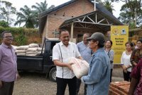 Anggota DPR RI Komisi XIII Dr Maruli Siahaan SH MH menyerahkan bantuan berupa semen untuk pembangunan  HKBP Nazareth Pancurbatu, Rabu (24/6).(ist)
