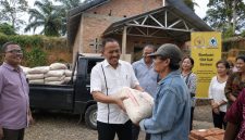Anggota DPR RI Komisi XIII Dr Maruli Siahaan SH MH menyerahkan bantuan berupa semen untuk pembangunan  HKBP Nazareth Pancurbatu, Rabu (24/6).(ist)