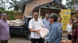 Anggota DPR RI Komisi XIII Dr Maruli Siahaan SH MH menyerahkan bantuan berupa semen untuk pembangunan  HKBP Nazareth Pancurbatu, Rabu (24/6).(ist)