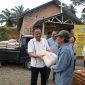 Anggota DPR RI Komisi XIII Dr Maruli Siahaan SH MH menyerahkan bantuan berupa semen untuk pembangunan  HKBP Nazareth Pancurbatu, Rabu (24/6).(ist)