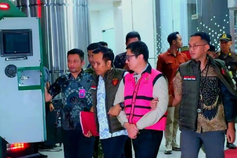 Komisaris PT Yasa Artha Trimanunggal (YAT), Andri Mulyono (AM) menjadi tersangka proyek mobil listrik BGN.  Foto: Ist.