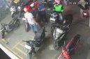 Rekaman kamera pengawas (CCTV) yang merekam momen penangkapan pelaku begal berinisial MRS pada Sabtu, 20 Juni 2026 pukul 21.20 WIB di sebuah minimarket kawasan Jalan Besar Tembung, Kecamatan Percut Sei Tuan. Foto: Ist.