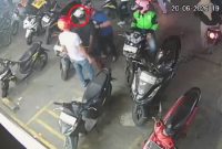Rekaman kamera pengawas (CCTV) yang merekam momen penangkapan pelaku begal berinisial MRS pada Sabtu, 20 Juni 2026 pukul 21.20 WIB di sebuah minimarket kawasan Jalan Besar Tembung, Kecamatan Percut Sei Tuan. Foto: Ist.