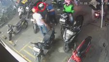 Rekaman kamera pengawas (CCTV) yang merekam momen penangkapan pelaku begal berinisial MRS pada Sabtu, 20 Juni 2026 pukul 21.20 WIB di sebuah minimarket kawasan Jalan Besar Tembung, Kecamatan Percut Sei Tuan. Foto: Ist.