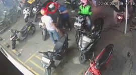 Rekaman kamera pengawas (CCTV) yang merekam momen penangkapan pelaku begal berinisial MRS pada Sabtu, 20 Juni 2026 pukul 21.20 WIB di sebuah minimarket kawasan Jalan Besar Tembung, Kecamatan Percut Sei Tuan. Foto: Ist.
