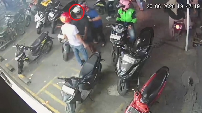 Rekaman kamera pengawas (CCTV) yang merekam momen penangkapan pelaku begal berinisial MRS pada Sabtu, 20 Juni 2026 pukul 21.20 WIB di sebuah minimarket kawasan Jalan Besar Tembung, Kecamatan Percut Sei Tuan. Foto: Ist.