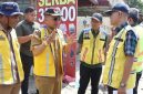 Kepala UPTD Bina Marga dan Bina Konstruksi Provsu Willi Turnip (kanan) saat berkoordinasi langsung dengan Bupati Simalungun Anton Achmad Saragih di lapangan terkait percepatan proyek peningkatan sembilan ruas jalan provinsi. Foto: Ist.