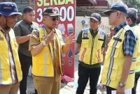 Kepala UPTD Bina Marga dan Bina Konstruksi Provsu Willi Turnip (kanan) saat berkoordinasi langsung dengan Bupati Simalungun Anton Achmad Saragih di lapangan terkait percepatan proyek peningkatan sembilan ruas jalan provinsi. Foto: Ist.