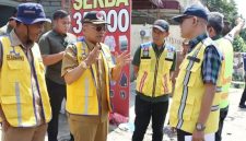 Kepala UPTD Bina Marga dan Bina Konstruksi Provsu Willi Turnip (kanan) saat berkoordinasi langsung dengan Bupati Simalungun Anton Achmad Saragih di lapangan terkait percepatan proyek peningkatan sembilan ruas jalan provinsi. Foto: Ist.