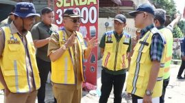 Kepala UPTD Bina Marga dan Bina Konstruksi Provsu Willi Turnip (kanan) saat berkoordinasi langsung dengan Bupati Simalungun Anton Achmad Saragih di lapangan terkait percepatan proyek peningkatan sembilan ruas jalan provinsi. Foto: Ist.