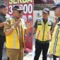 Kepala UPTD Bina Marga dan Bina Konstruksi Provsu Willi Turnip (kanan) saat berkoordinasi langsung dengan Bupati Simalungun Anton Achmad Saragih di lapangan terkait percepatan proyek peningkatan sembilan ruas jalan provinsi. Foto: Ist.