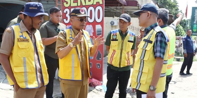Kepala UPTD Bina Marga dan Bina Konstruksi Provsu Willi Turnip (kanan) saat berkoordinasi langsung dengan Bupati Simalungun Anton Achmad Saragih di lapangan terkait percepatan proyek peningkatan sembilan ruas jalan provinsi. Foto: Ist.