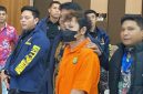 Petugas kepolisian mengamankan Zheng Rongjing, buronan internasional asal China yang masuk daftar paling dicari Interpol terkait kasus penipuan daring berskala besar. Ia ditangkap sesaat setelah mendarat di Bandara Soekarno-Hatta pada 24 Juni 2026, diduga sebagai tokoh kunci yang mengelola operasi sindikat scam di Kamboja, dan kini diamankan di Polda Metro Jaya guna pendalaman penyelidikan. Foto: Ist.